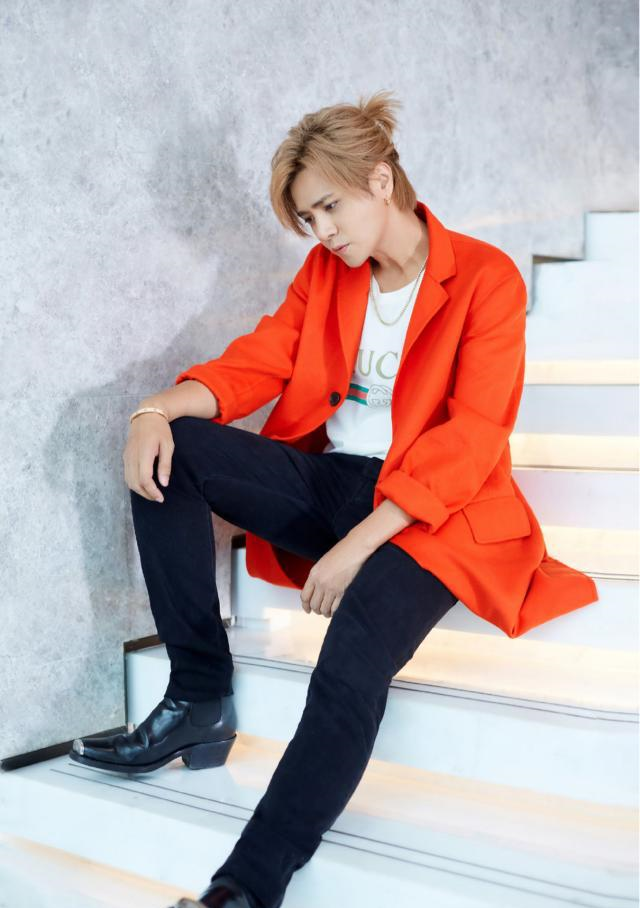 罗志祥的橘色系西装,满满的青春与美丽的气场,而且扎起来的小揪揪很是