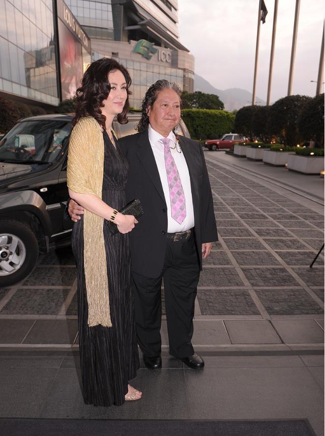 洪金宝的老婆身材真好,穿黑裙显得腿好长,比丈夫还高一头