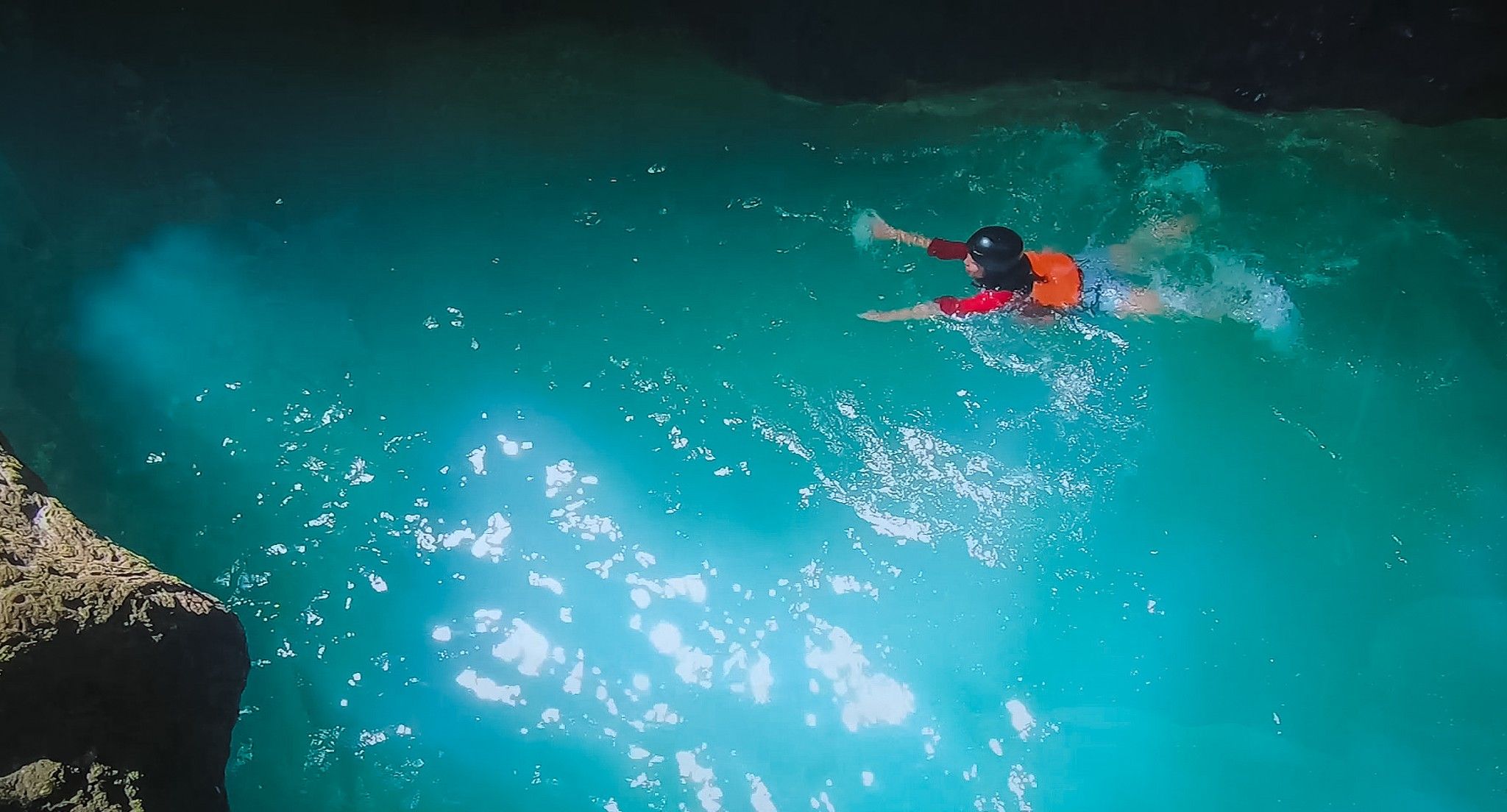 菲律宾宿务悬崖上跳水,心惊胆战的时候,教练一把就推你下水