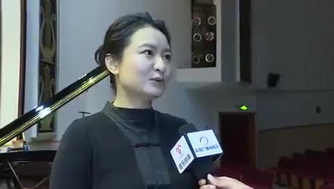昆明聂耳交响乐团音乐会上袁芳的采访