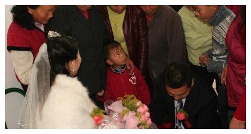 新郎接亲时车祸,新娘捧遗照坚持要嫁,三天后岳母看望,进屋傻住休闲区蓝鸢梦想 - Www.slyday.coM 新郎接亲时车祸,新娘捧遗照坚持要嫁,三天后岳母看望,进屋傻住休闲区蓝鸢梦想 - Www.slyday.coM