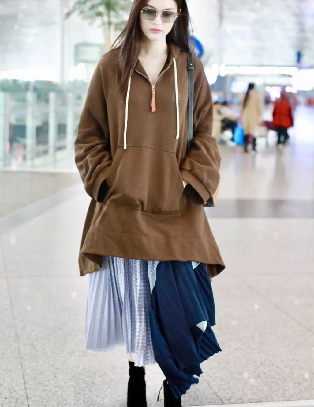 惠若琪现身机场 口罩帽子包裹严实长腿健步如飞-搜狐大视野-搜狐新闻