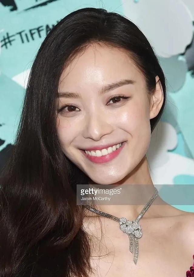 并不是只有大眼睛的女明星才会眼窝凹陷,但谋女郎例外