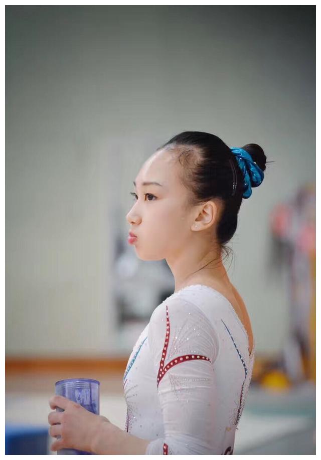 20岁体操女神带着贯穿大腿的三根钢钉重返赛场,为全运会奋力一搏|毛艺