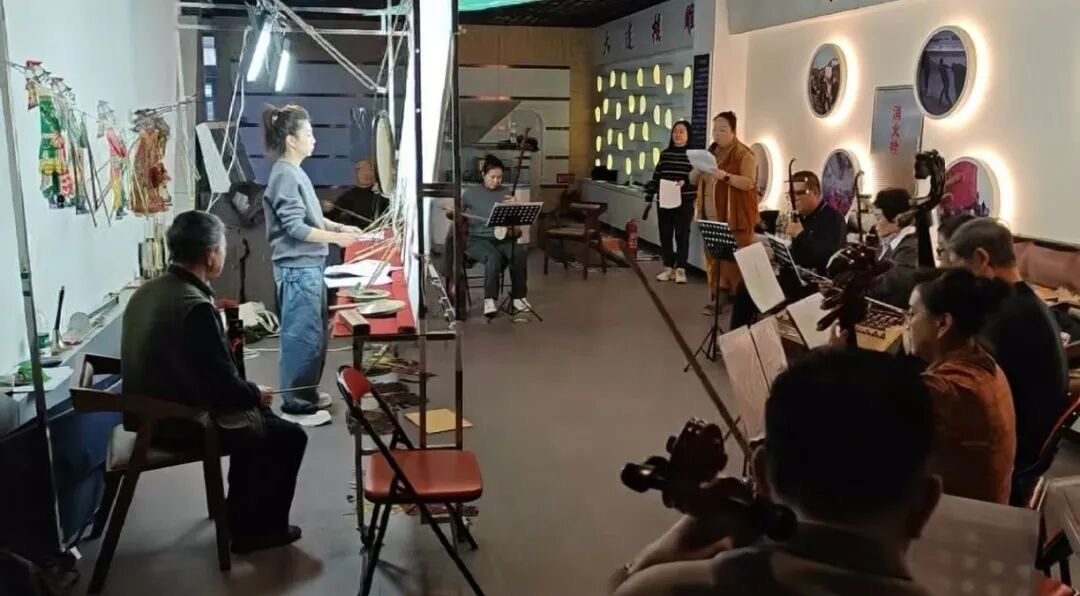 老中青三代传承人同台献艺 复州皮影戏南充国际木偶艺术周获奖|沙场情缘|艺术周|木偶|皮影戏|南充_新浪新闻