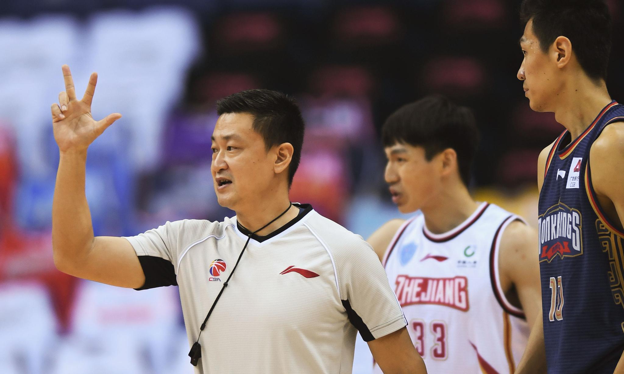 浙江稠州银行胜南京同曦宙光 7月2日,本场比赛第一副裁判魏国梁(左)在