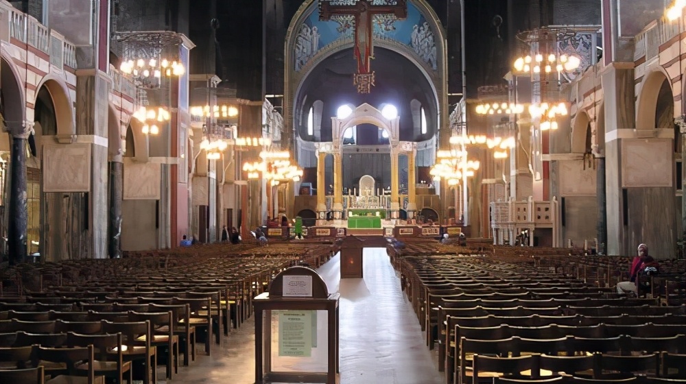 英国神圣的西敏寺,牛顿就埋葬于此,内部壮观而又庄重