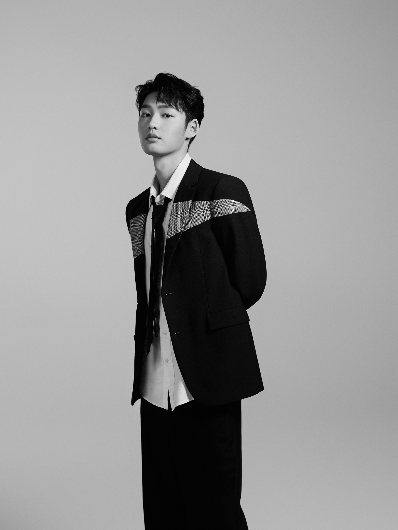 付伟伦最新写真曝光 酷飒风格展现反转魅力|付伟伦