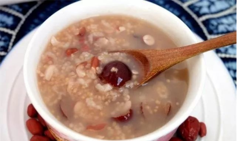 坐月子期间,这三种粥产妇要多吃,有助于下奶,促进产后的恢复!