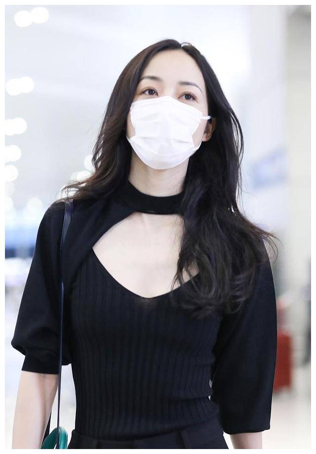 她黑色海藻般长发披肩,更衬雪肤白皙,全黑look显身材高挑腰身细.