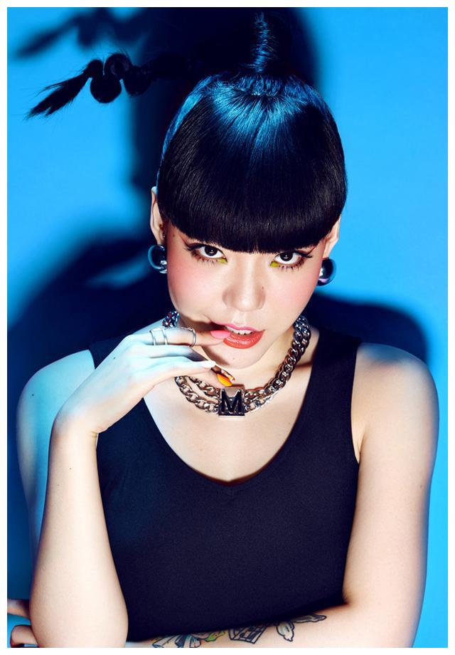 出道前兢兢业业的她走红后却耍起了大牌,穿袜子竟要4人伺候