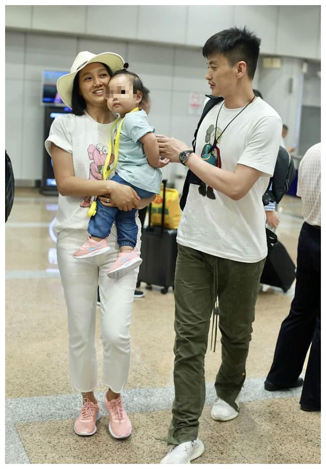 朱丹官宣怀二胎,抚摸3月孕肚难掩幸福感,四肢纤瘦少女感十足