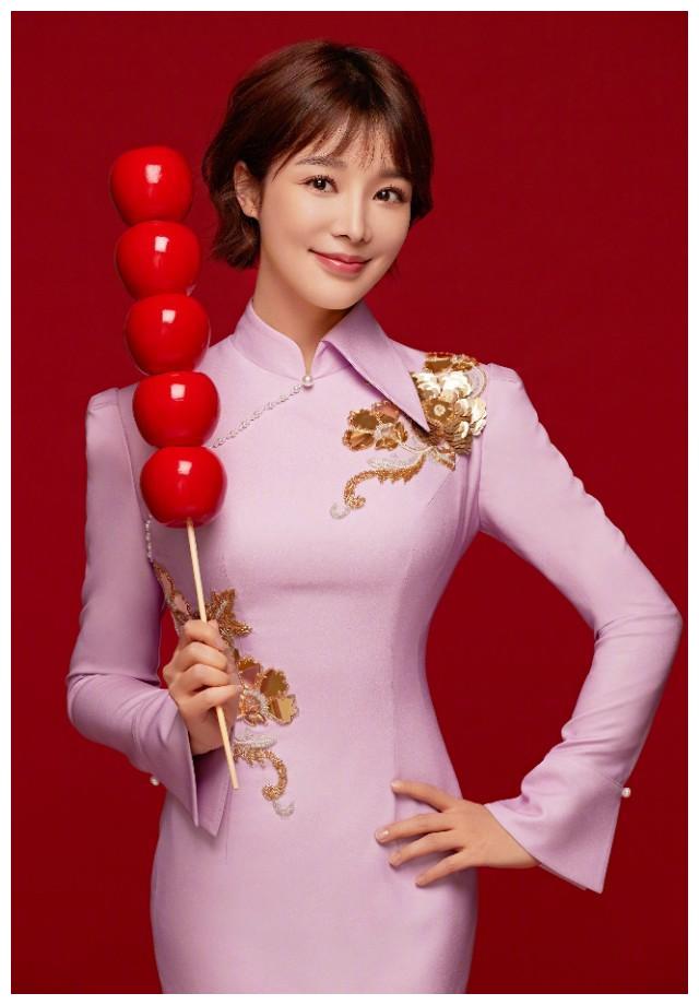 央视最美主持人胡蝶的一组职业装照,穿亮色衣服很干练又靓丽!