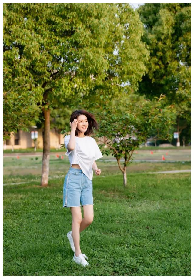 李沁打扮真有时髦感,穿"彩虹短裤"出门,"小鸟腿"好抢眼__财经头条