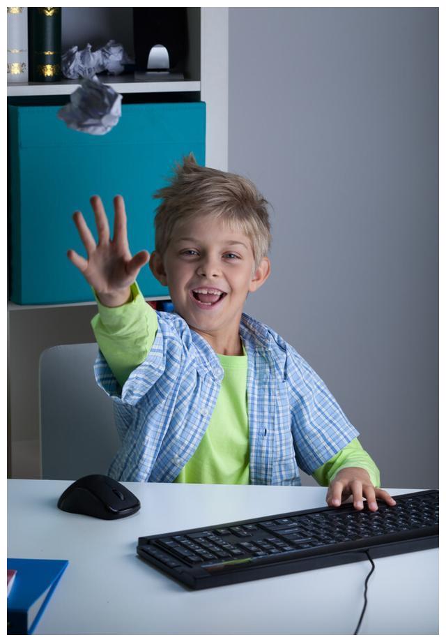 别小看宝宝扔东西的这个动作有很多你不知道的秘密建议收藏