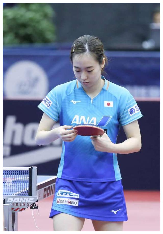 石川佳纯裙装身材前凸后翘面容清秀皮肤白嫩大白腿吸睛