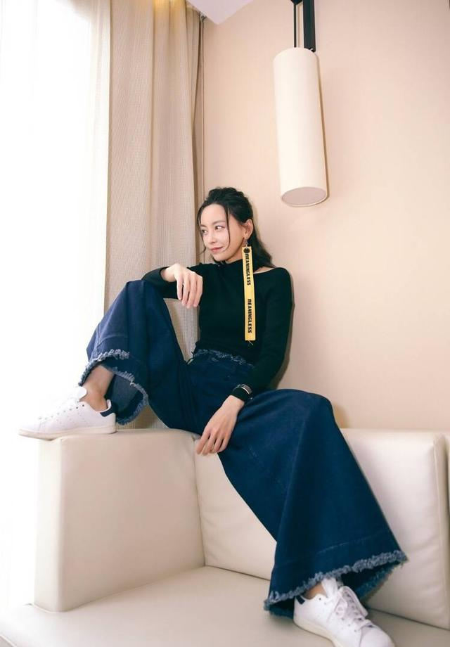 于文文搭配有“高招”,生活装更是清新脱俗,这也太酷了叭!休闲区蓝鸢梦想 - Www.slyday.coM 于文文搭配有“高招”,生活装更是清新脱俗,这也太酷了叭!休闲区蓝鸢梦想 - Www.slyday.coM