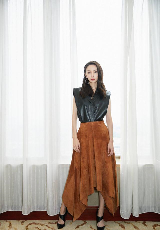 于文文搭配有“高招”,生活装更是清新脱俗,这也太酷了叭!休闲区蓝鸢梦想 - Www.slyday.coM 于文文搭配有“高招”,生活装更是清新脱俗,这也太酷了叭!休闲区蓝鸢梦想 - Www.slyday.coM