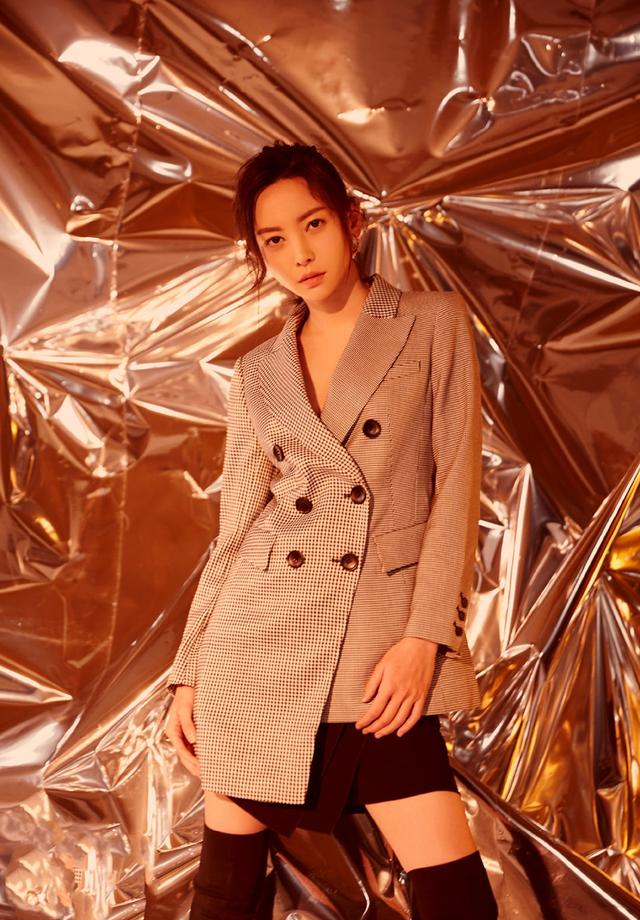 于文文搭配有“高招”,生活装更是清新脱俗,这也太酷了叭!休闲区蓝鸢梦想 - Www.slyday.coM 于文文搭配有“高招”,生活装更是清新脱俗,这也太酷了叭!休闲区蓝鸢梦想 - Www.slyday.coM