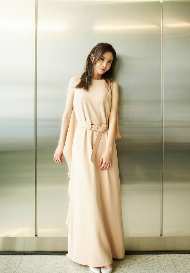 于文文搭配有“高招”,生活装更是清新脱俗,这也太酷了叭!休闲区蓝鸢梦想 - Www.slyday.coM 于文文搭配有“高招”,生活装更是清新脱俗,这也太酷了叭!休闲区蓝鸢梦想 - Www.slyday.coM