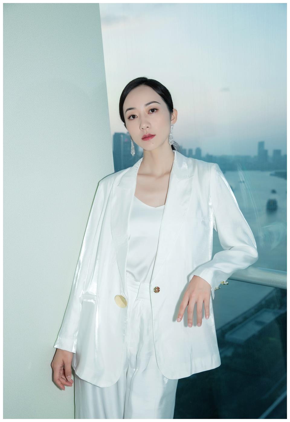 纯白西装帅气马尾现身韩雪又美又飒