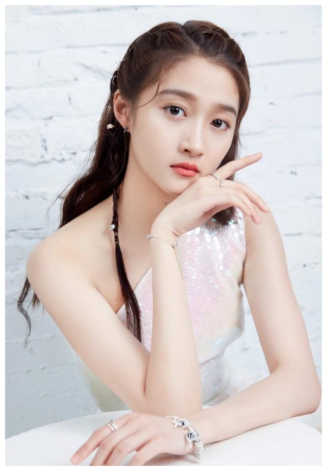 鹿晗零点为关晓彤庆生 从不被看好到如今的人人羡慕的情侣