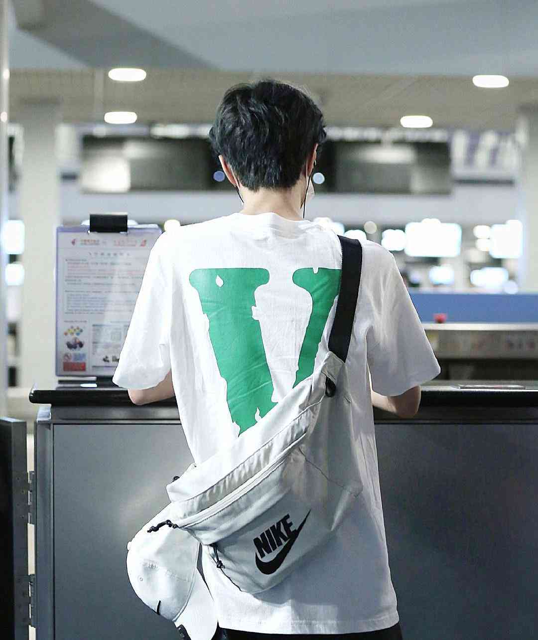 王一博从背影造型就能认出的你我们拥有最熟悉的陌生距离