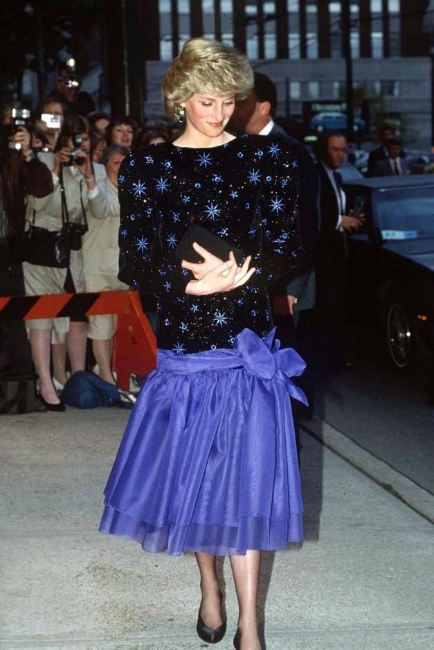 戴安娜王妃10套经典穿搭,跨越一个世纪,依旧时尚