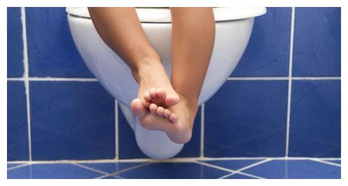 夏天穿纸尿裤太遭罪,把尿还是穿开裆裤?