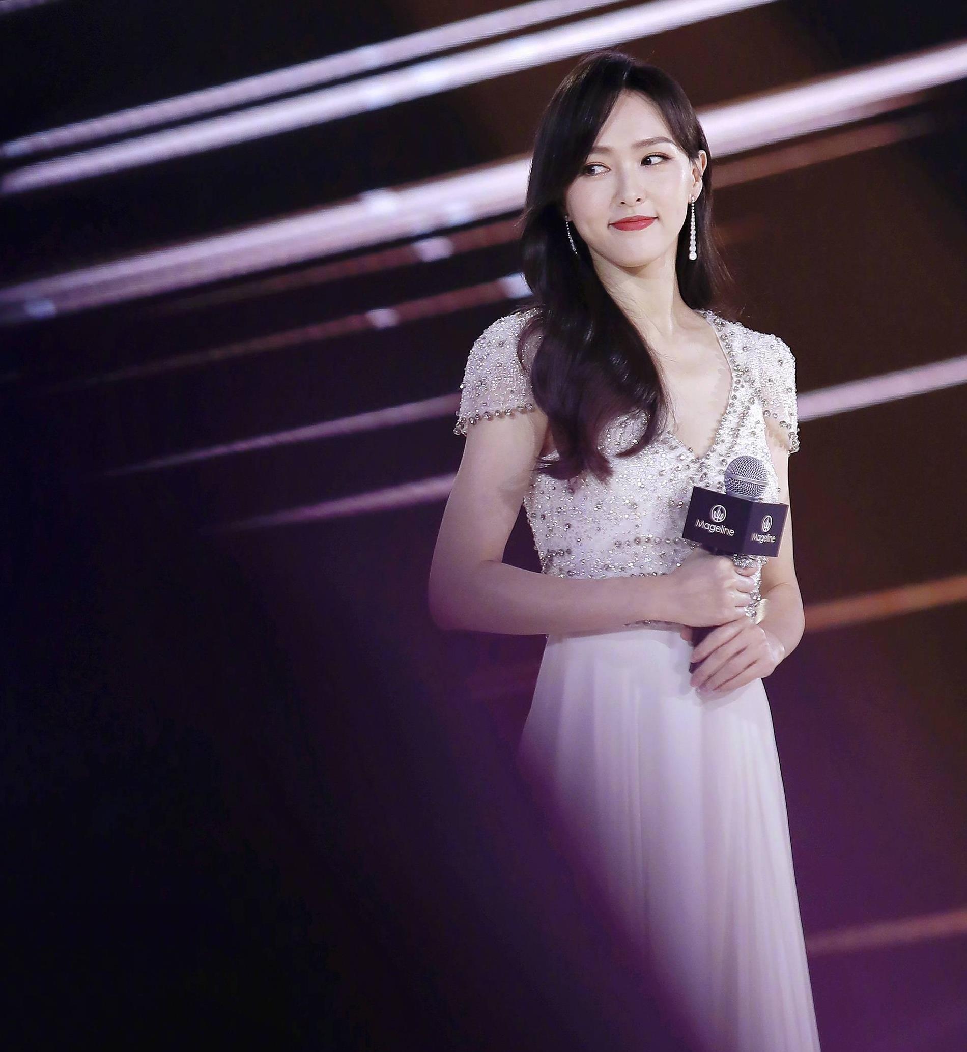 唐嫣下班私服曝光短款开衫搭配高腰牛仔裤大方秀长腿