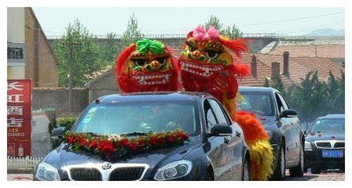 新郎接亲时车祸,新娘捧遗照坚持要嫁,三天后岳母看望,进屋傻住休闲区蓝鸢梦想 - Www.slyday.coM 新郎接亲时车祸,新娘捧遗照坚持要嫁,三天后岳母看望,进屋傻住休闲区蓝鸢梦想 - Www.slyday.coM