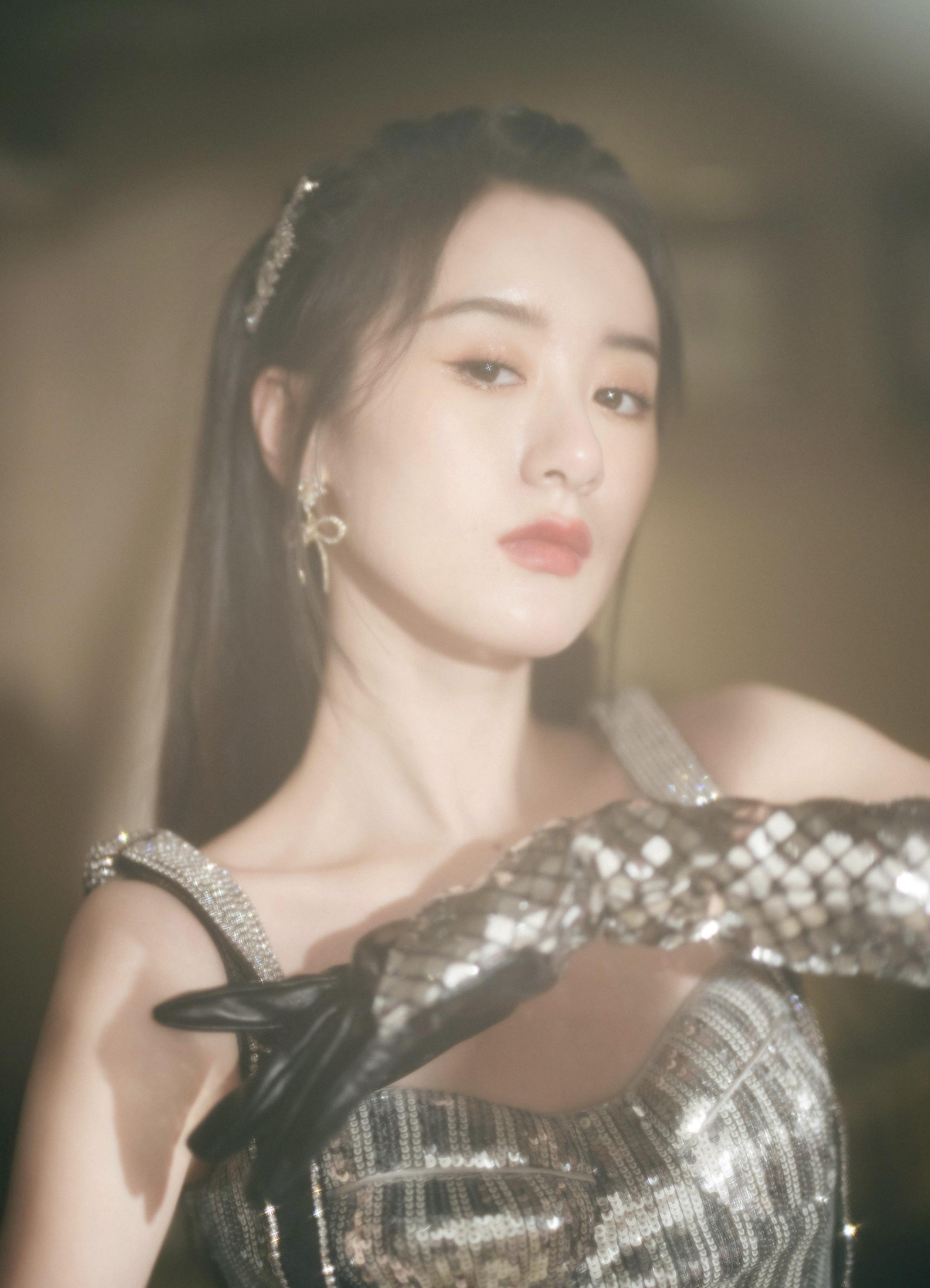 袁冰妍身材真绝亮面紧身裙包裹s曲线光滑面料丝毫不显臃肿