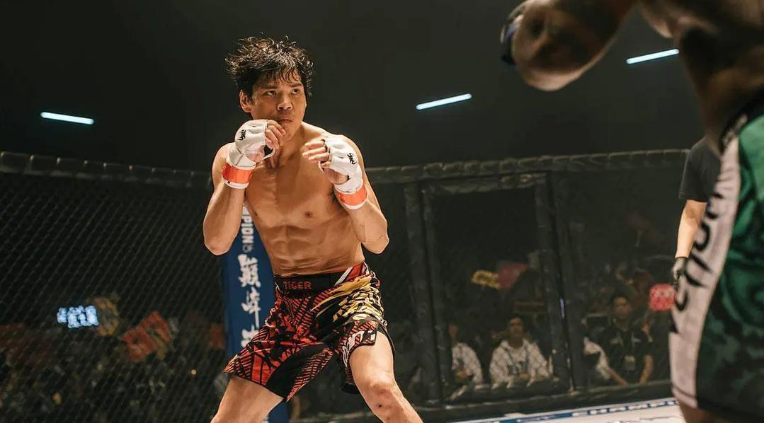 向佐从小习武,有良好的功夫底子和身体素质;家族背景不凡,有可靠的