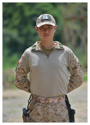 还记得《利刃出鞘》中的李二牛吗?剧中像个憨憨,真实身份高攀不