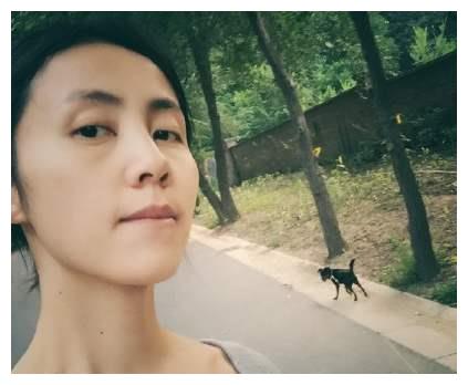 她刚成年就被黄磊追到手,看完孙莉学生时代旧照,网友:难怪!