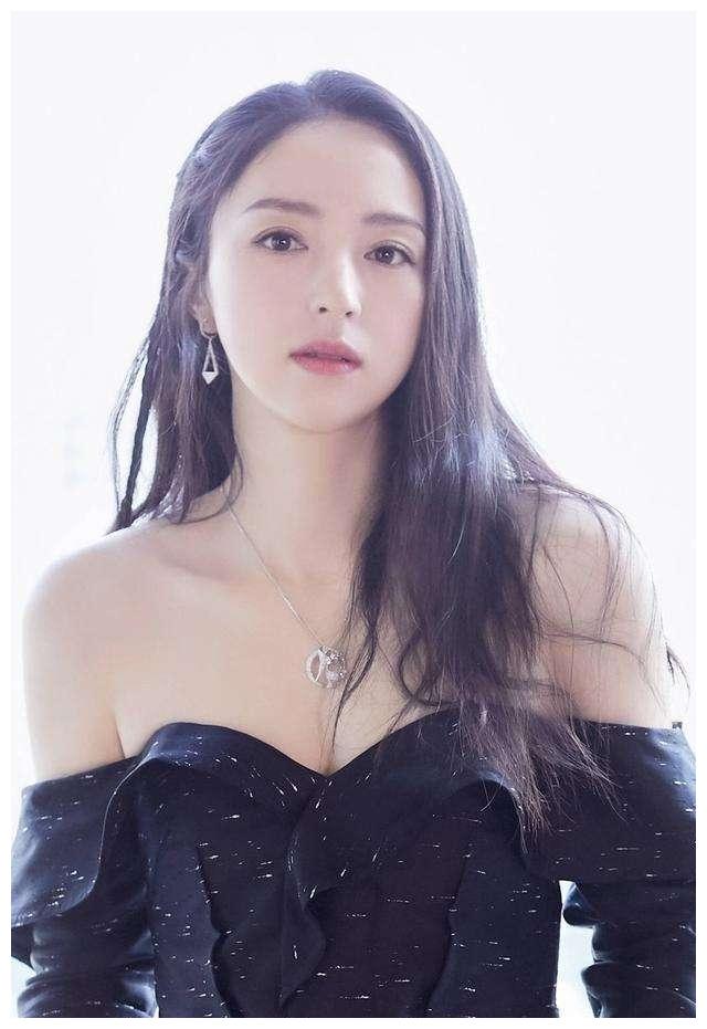 董璇造型翻车穿中国风礼服秀身材显老不止5岁