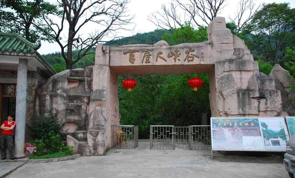 隐藏于广西武宣的百崖大峡谷,被广大驴友称之为广西九寨沟