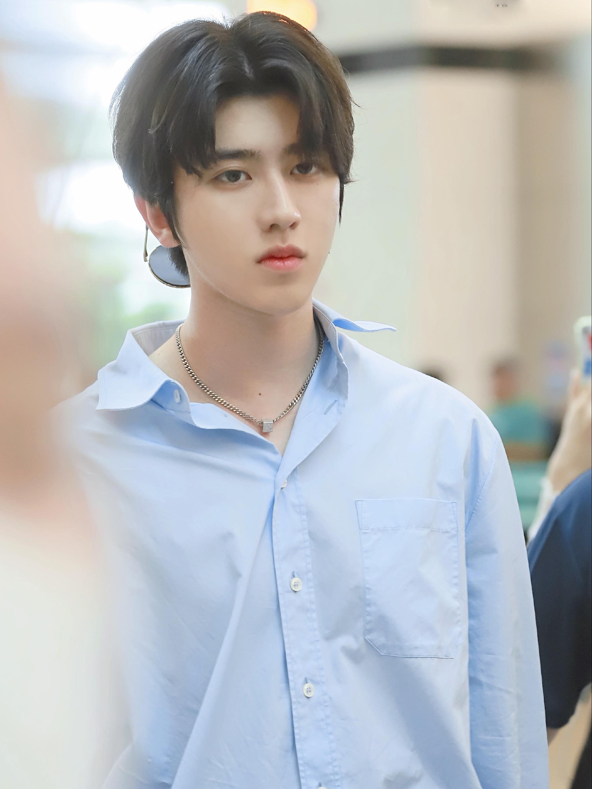 蔡徐坤衬衫搭配条纹阔腿裤两手插兜酷帅满分