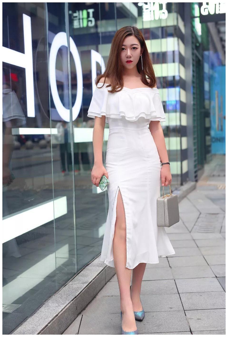 美女穿搭吊带连衣裙给人一种清爽的感觉搭配高跟鞋特别迷人