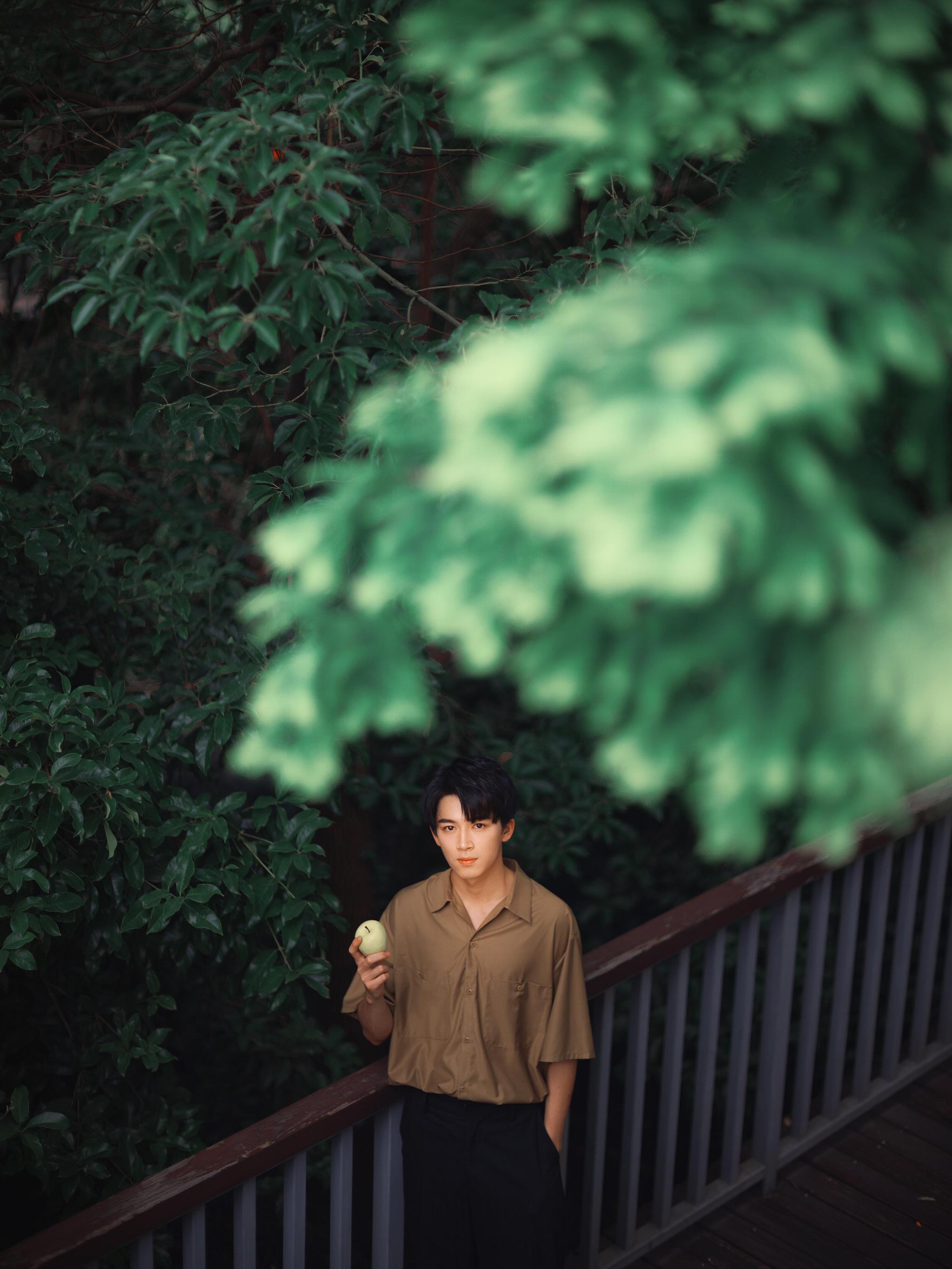 王星越夏日写真曝光 日系少年清新感十足