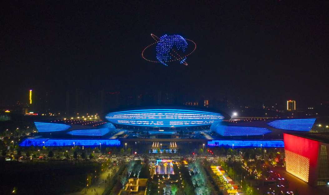 郑州奥体中心上空举行无人机表演_高清图集_新浪网