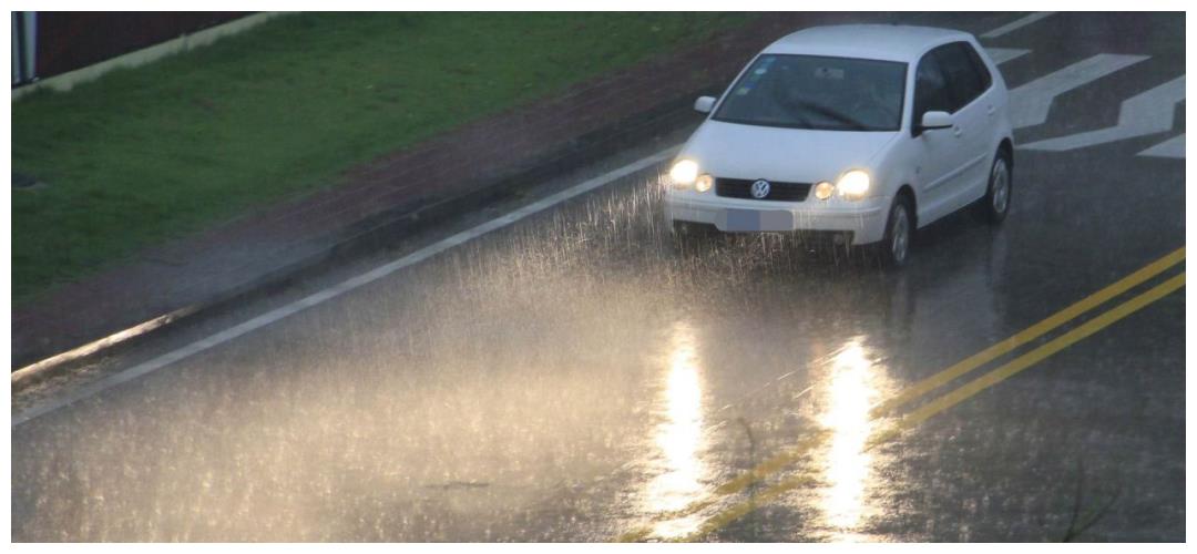 第一,要知道在高速行车过程当中,如果遇到暴雨,那么高速道路上由于