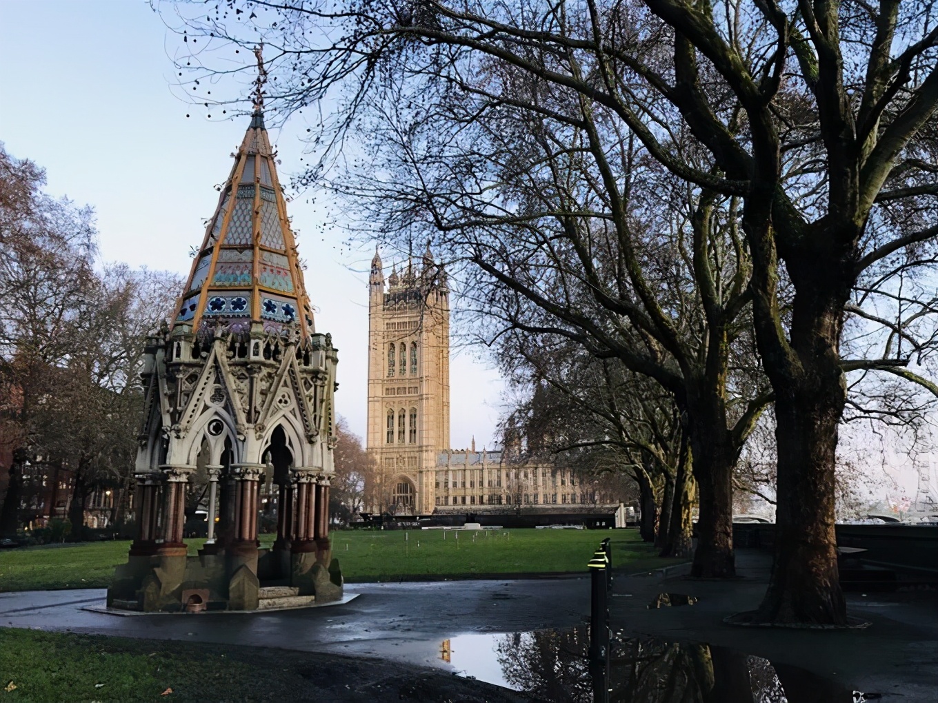 英国神圣的西敏寺,牛顿就埋葬于此,内部壮观而又庄重