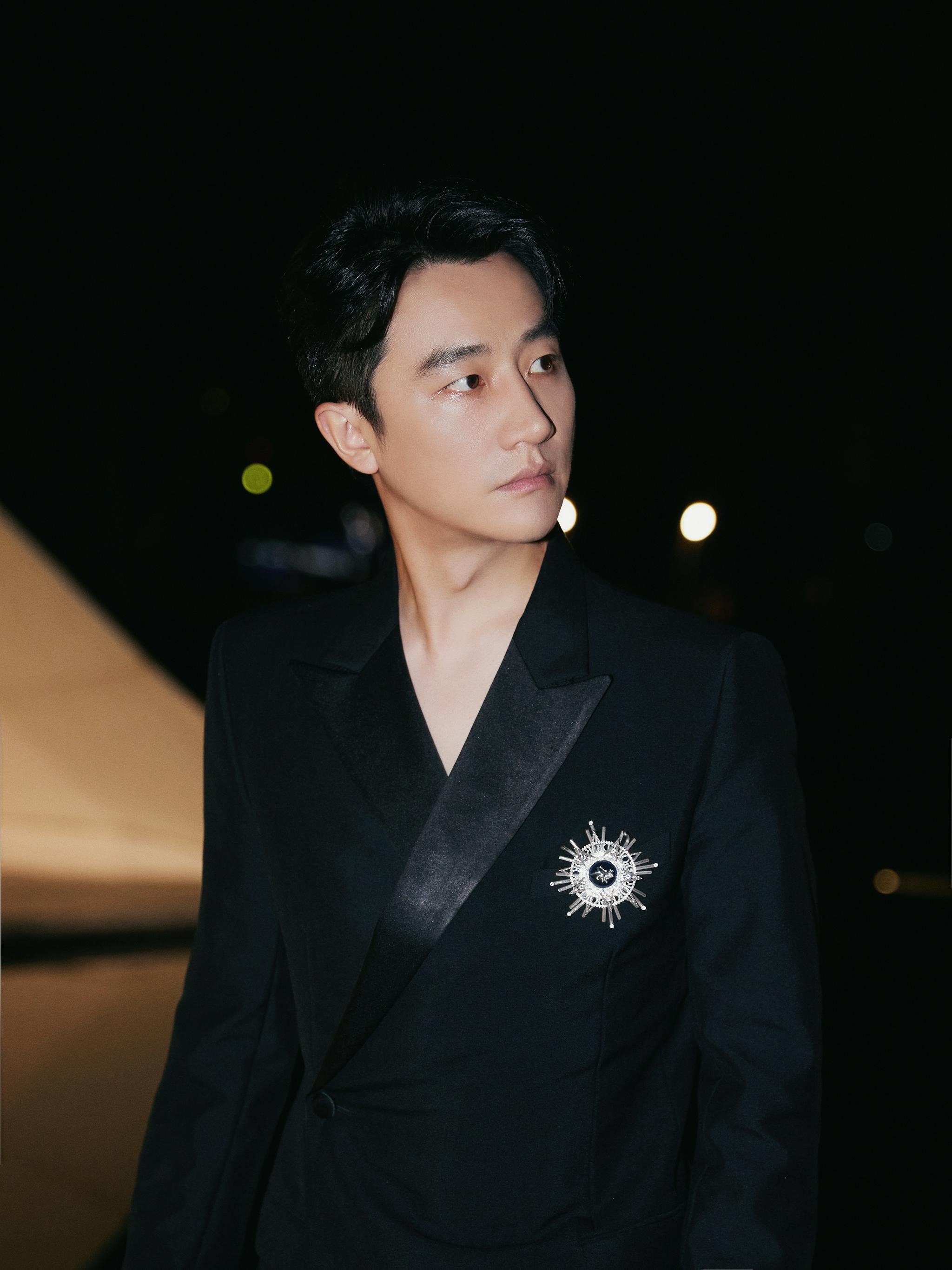 黄轩出席gq年度人物盛典海风中尽显慵懒绅士格调