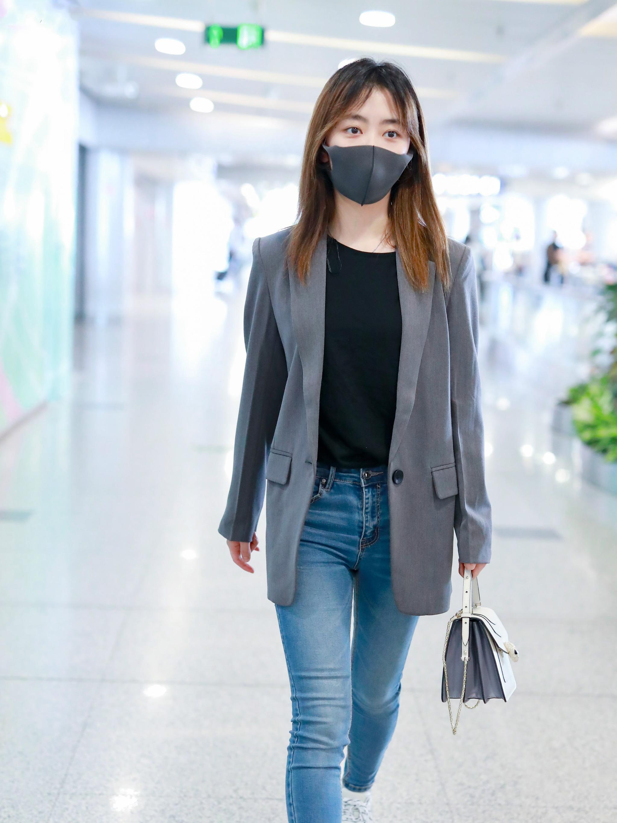 29岁谭松韵一夜之间变成熟了穿灰色西装配牛仔裤瘦到让人心疼