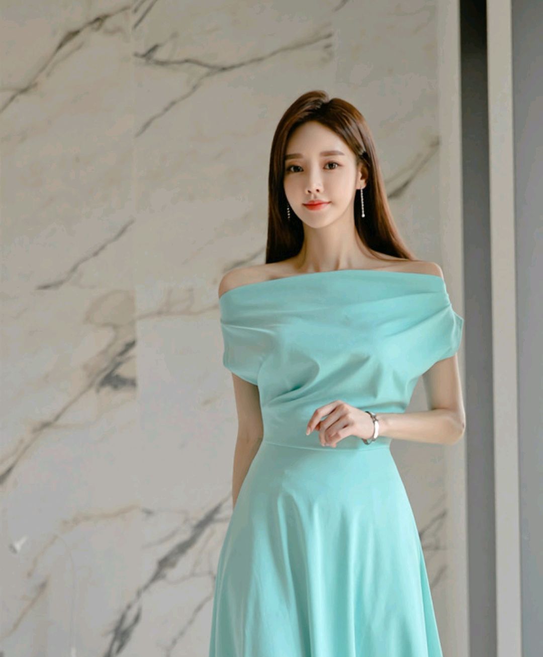 人气女神孙允珠:穿时尚优雅素色长裙,自带仙气,真是美翻了