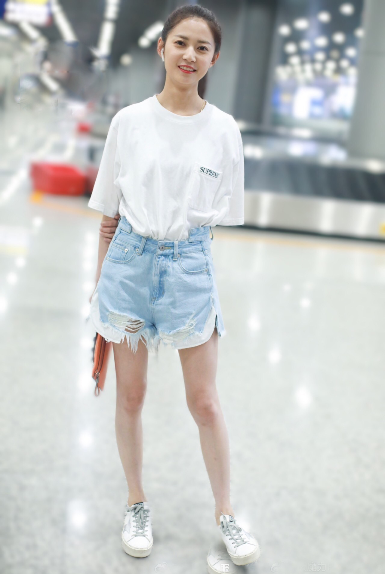 被陈钰琪惊艳了白t搭配牛仔短裤简简单单却气质出众