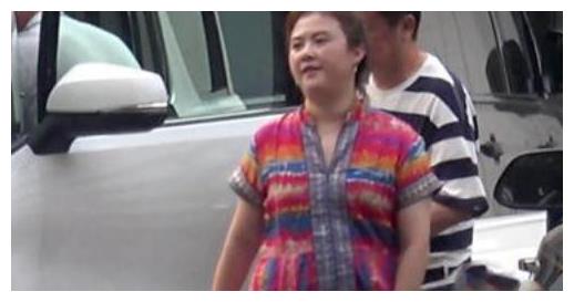 沈腾携妻儿聚餐,妻子王琦胖成贾玲,肚子隆起疑怀二胎