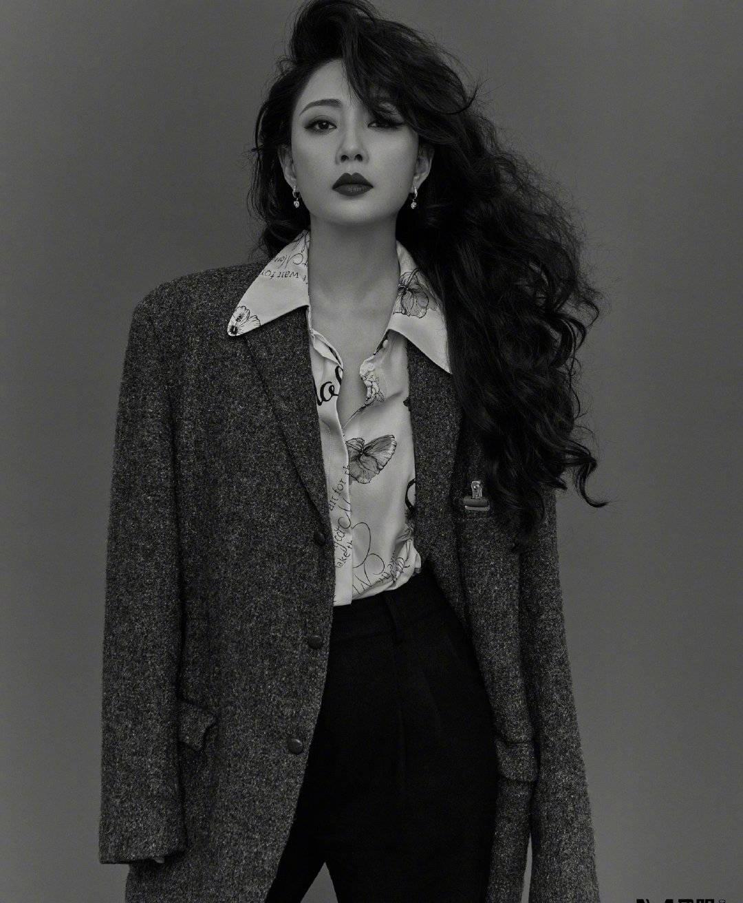 殷桃长发微卷妩媚优雅,经过岁月沉淀的气质充满质感,红唇更迷人_高清