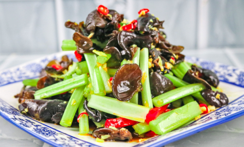 芹菜拌木耳好吃有绝招学会这个方法鲜嫩脆爽满满的小技巧